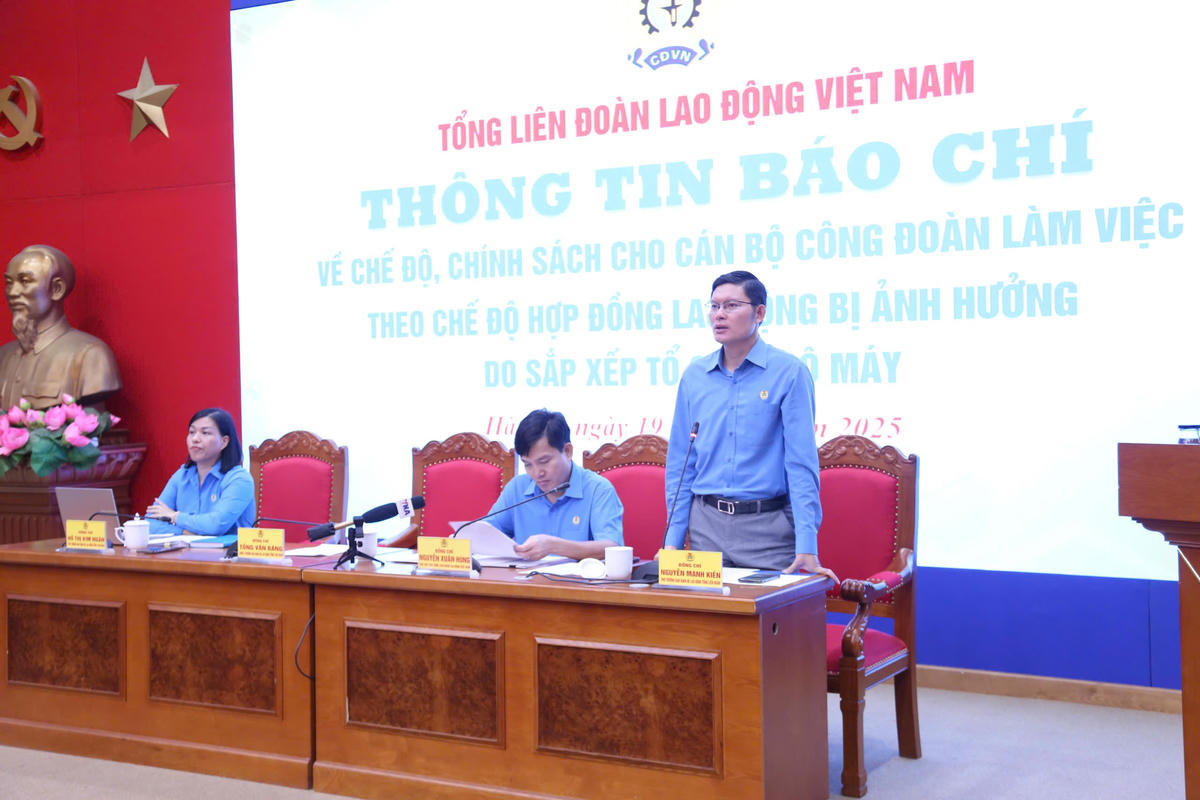 Ban tổ chức chủ trì buổi họp báo. Ảnh: N. P