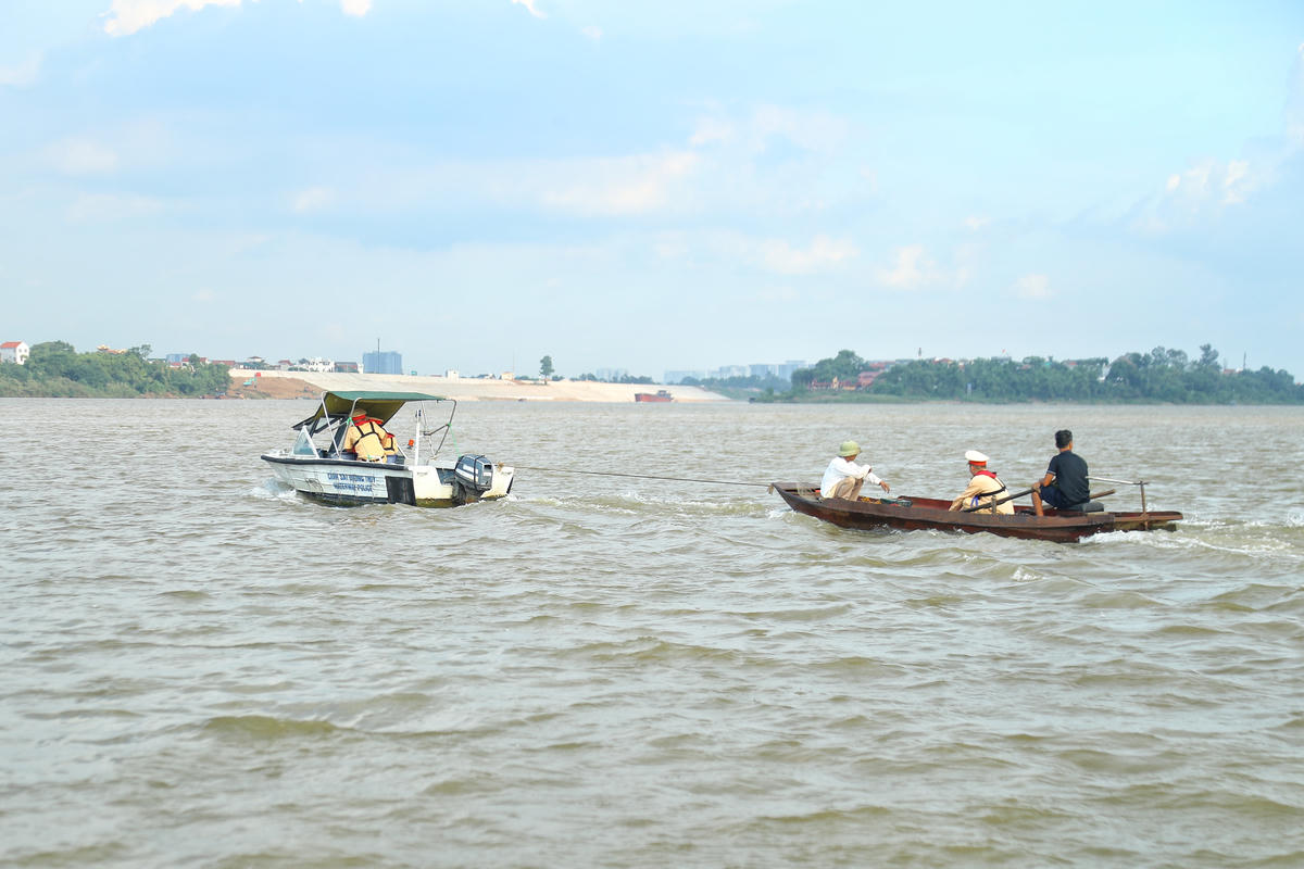 Hành vi sử dụng chất nổ, hóa chất độc hại, xung điện, dòng điện để khai thác thủy sản là vi phạm pháp luật, gây hậu quả nghiêm trọng đến môi trường và nguồn lợi thủy sản. Thời gian tới, lực lượng Cảnh sát đường thủy sẽ tiếp tục tăng cường kiểm tra, xử lý nghiêm các vi phạm, đồng thời đẩy mạnh tuyên truyền để nâng cao ý thức chấp hành pháp luật trong cộng đồng dân cư ven sông.