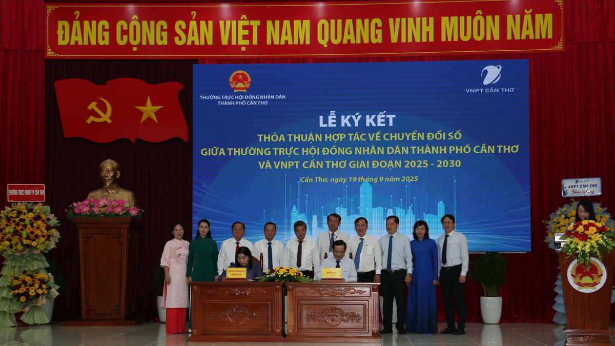 Thường trực HĐND TP Cần Thơ và VNPT Cần Thơ ký kết Thỏa thuận hợp tác về chuyển đổi số. (ảnh: Thanh Tiến)