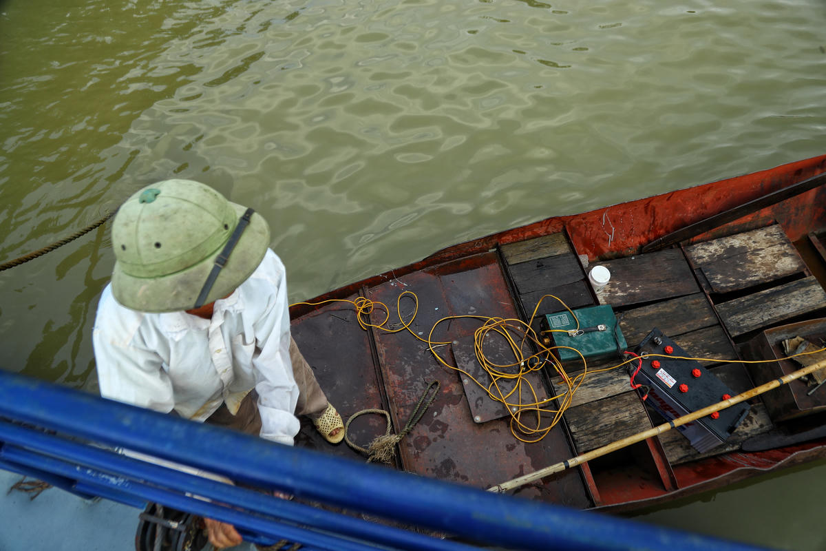 Hình ảnh dụng cụ kích điện để đánh bắt cá trên sông Hồng.