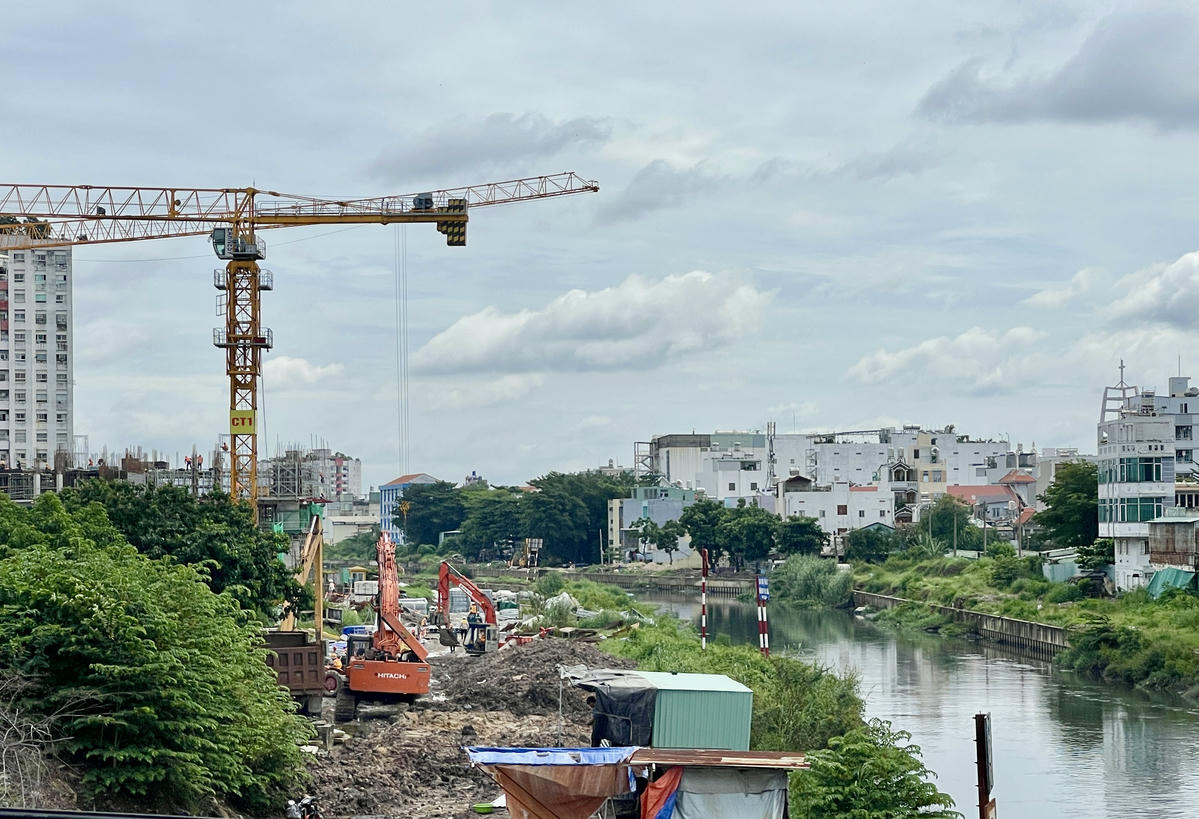 Khu vực thi công dự án ở cạnh cầu Tham Lương (phường Đông Hưng Thuận, TPHCM), ngày 19/9. Ảnh: Đoàn Xá.