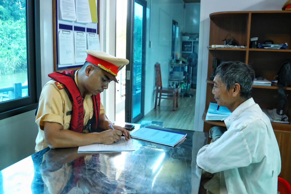 Theo quy định, hành vi sử dụng công cụ kích điện để khai thác thủy sản sẽ bị phạt tiền từ 3 đến 5 triệu đồng.