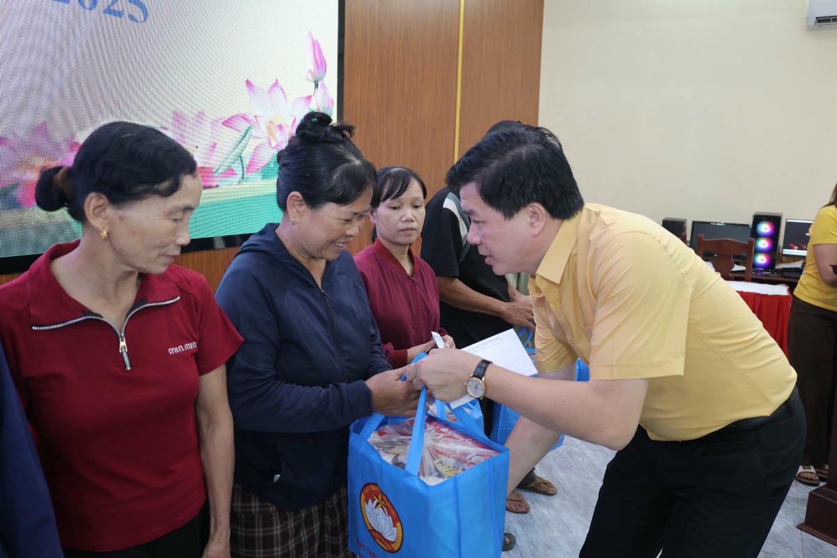 Ông Nguyễn Đình Hùng - Phó Chủ tịch Thường trực Uỷ ban MTTQ Việt Nam tỉnh Nghệ An trao quà cho các hộ dân bị ảnh hưởng bão lũ tại phường Vinh Lộc. Ảnh: ĐB