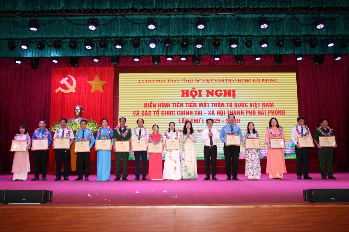 Lãnh đạo MTTQ Việt Nam TP Hải Phòng biểu dương các điển hình tiên tiến giai đoạn 2020-2025. Ảnh: PT. 