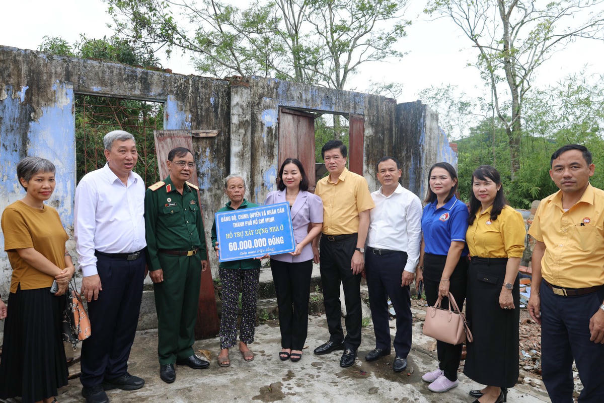 Đoàn công tác trao hỗ trợ xây nhà 60 triệu đồng cho bà Trần Thị Phương (khối Thái Sơn), phường Vinh Lộc. Ảnh: ĐB