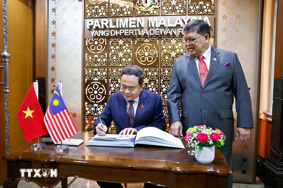 Chủ tịch Quốc hội Trần Thanh Mẫn ký sổ lưu niệm. (Ảnh: Doãn Tấn/TTXVN)