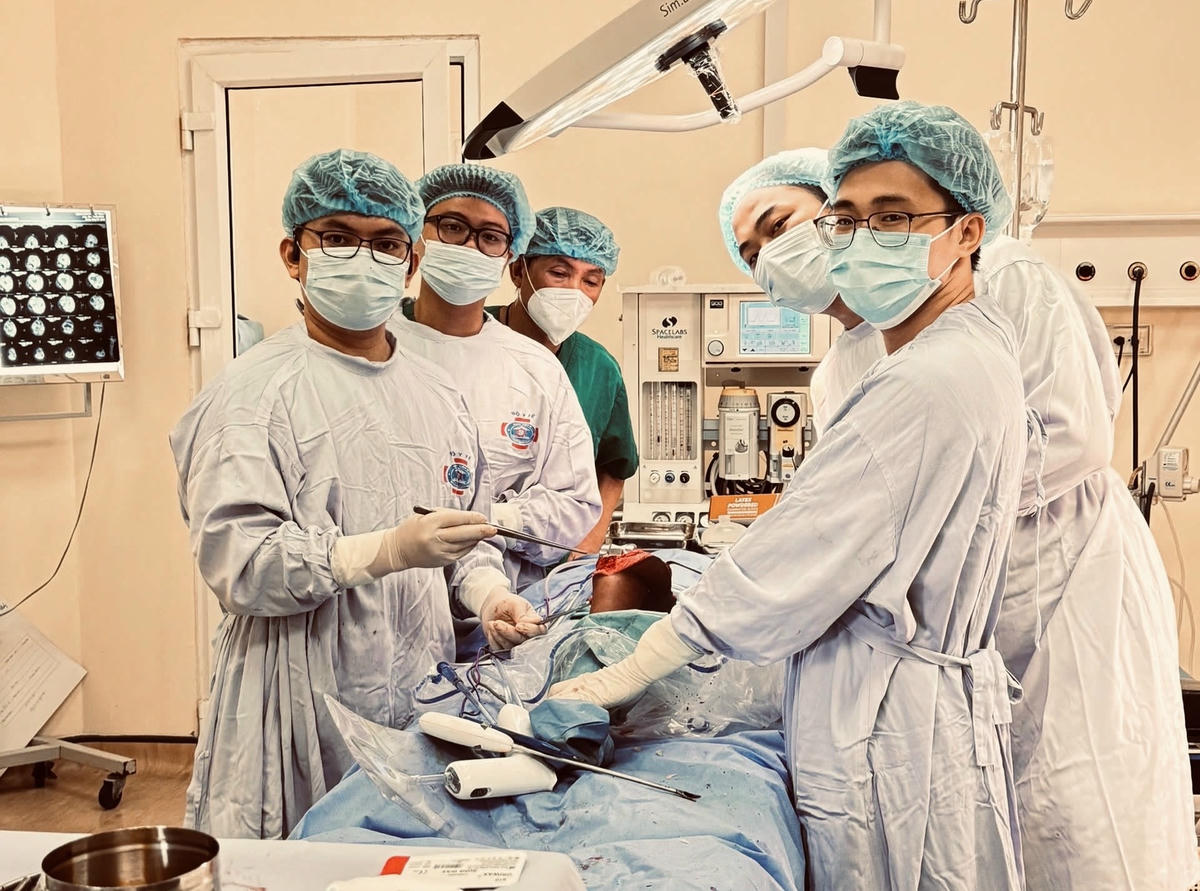 Các bác sĩ thực hiện kỹ thuật mới điều trị bệnh nhi ung thư xương. Ảnh: Bệnh viện K