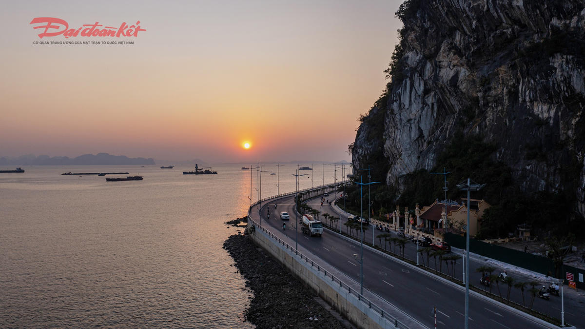 Đường bao biển Trần Quốc Nghiễn (Hạ Long) - kết nối liền mạch về phía Đông với tuyến Hạ Long - Cẩm Phả, là cung ngắm vịnh, hoàng hôn rất đẹp. Ảnh: Nguyễn Quý.
