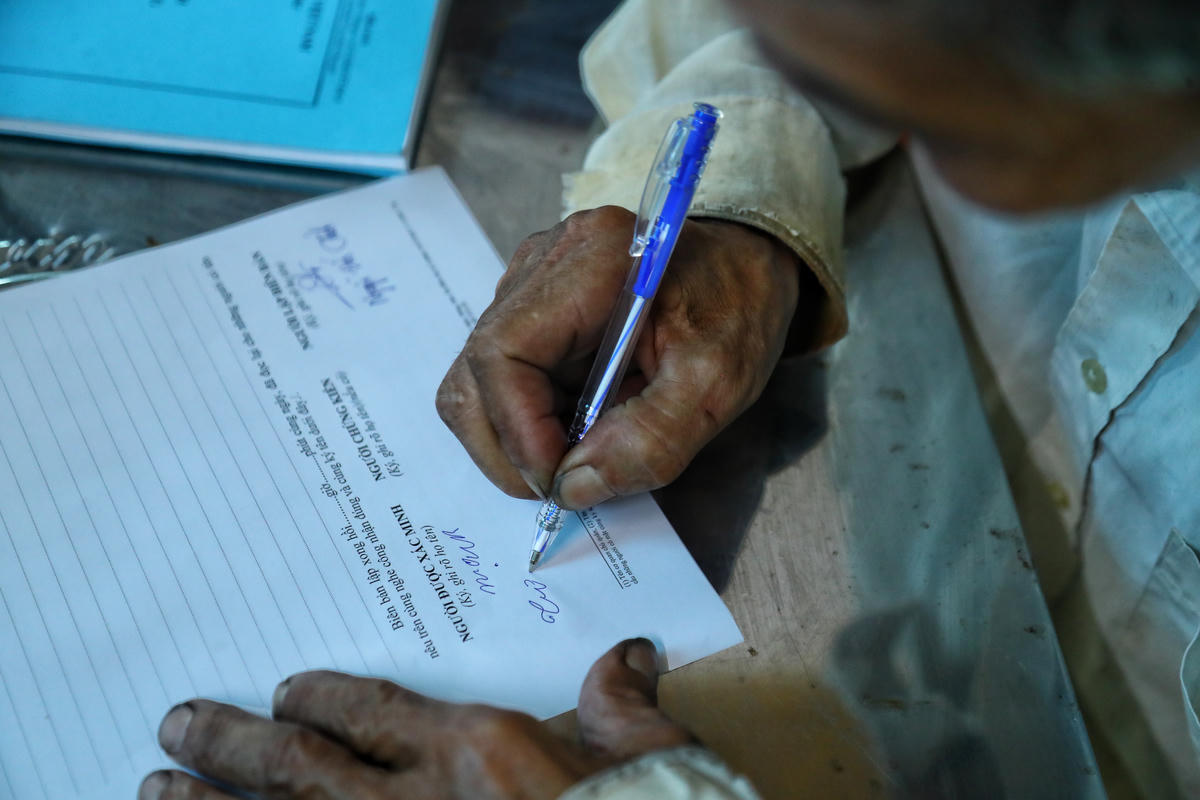 Chia sẻ với PV, ông Trương Hữu Mạnh cho biết: "Dù biết việc sử dụng kích cá sẽ ảnh hưởng đến các loài thủy sản, và gây nguy hiểm cho chính bản thân. Tuy nhiên, do tuổi cao không còn các việc tay chân phù hợp nên đã sử dụng kích điện để nhanh chóng bắt được cá. Sau khi lực lượng CSGT xử phạt cũng như tuyên truyền, tôi hứa sẽ không tái phạm".