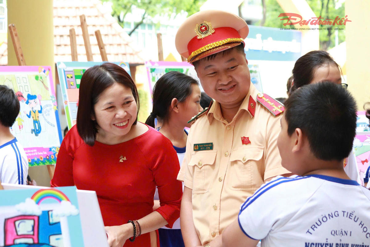 Đại úy Trịnh Trung Hiếu, Bí thư Chi đoàn Cục Cảnh sát giao thông phía Nam trả lời cho các em học sinh về các tình huống trong giao thông. Ảnh: Văn Lịch