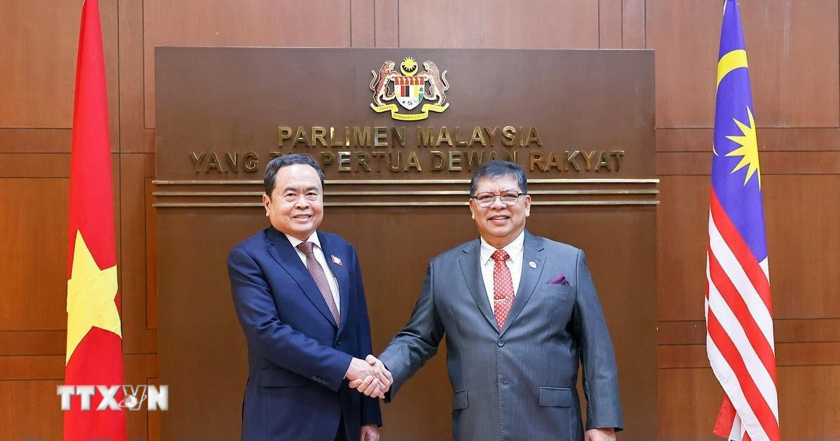 Chủ tịch Hạ viện Malaysia Tan Sri Dato' Johari bin Abdul đón Chủ tịch Quốc hội Trần Thanh Mẫn. (Ảnh: Doãn Tấn/TTXVN).
