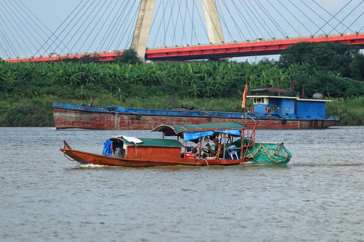 Cũng trong ca công tác, lực lượng chức năng đã đến từng vạn (khu vực dân chài sinh sống) để trực tiếp trao đổi, vận động người dân không sử dụng các hình thức đánh bắt trái phép.