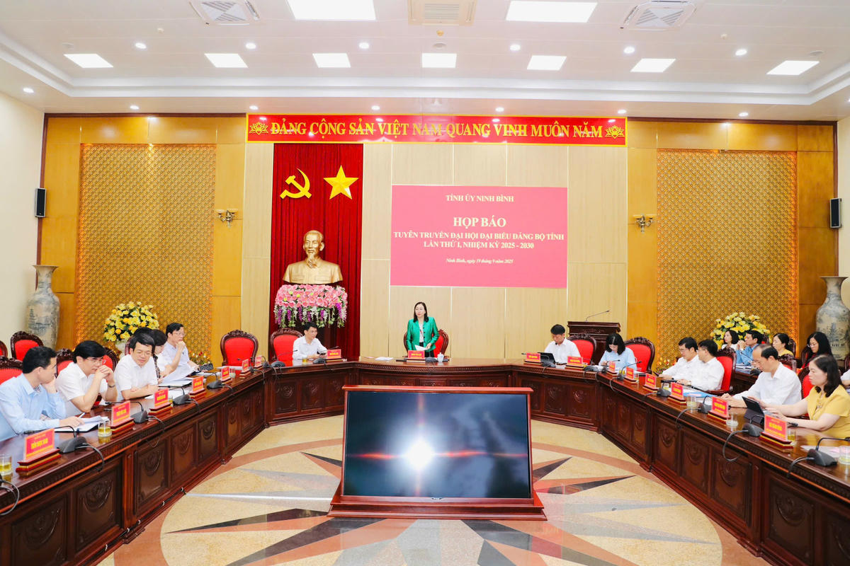 Toàn cảnh buổi họp báo tuyên truyền Đại hội đại biểu Đảng bộ tỉnh Ninh Bình lần thứ I. Ảnh: Đức Lam