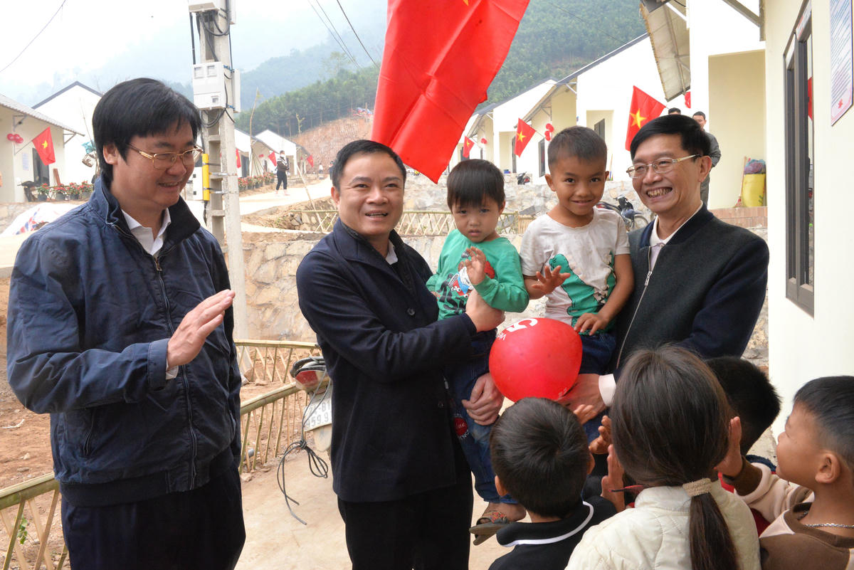 Tổng Giám đốc Petrovietnam Lê Ngọc Sơn (giữa) cùng Phó Bí thư thường trực Đảng ủy Tập đoàn Trần Quang Dũng chia sẻ niềm vui có nhà mới của trẻ em thôn Kho Vàng (Lào Cai).