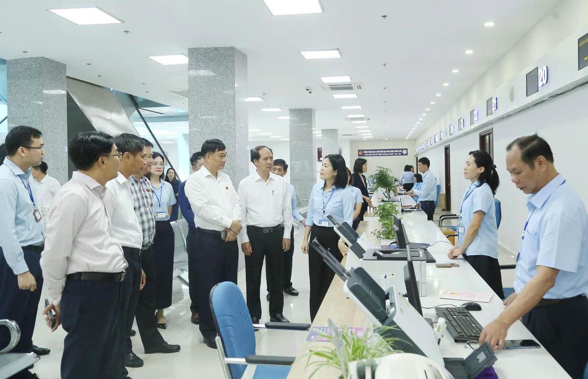 Phó Chủ tịch Quốc hội Vũ Hồng Thanh cùng đoàn công tác khảo sát tại Trung tâm Phục vụ Hành chính công tỉnh Quảng Ninh. Ảnh: Ngọc Anh.