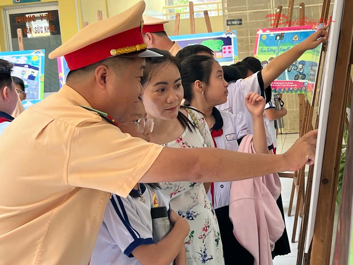 Triển lãm giúp các em học sinh hiểu rõ kiến thức và quy định pháp luật về giao thông. Ảnh: Văn Lịch
