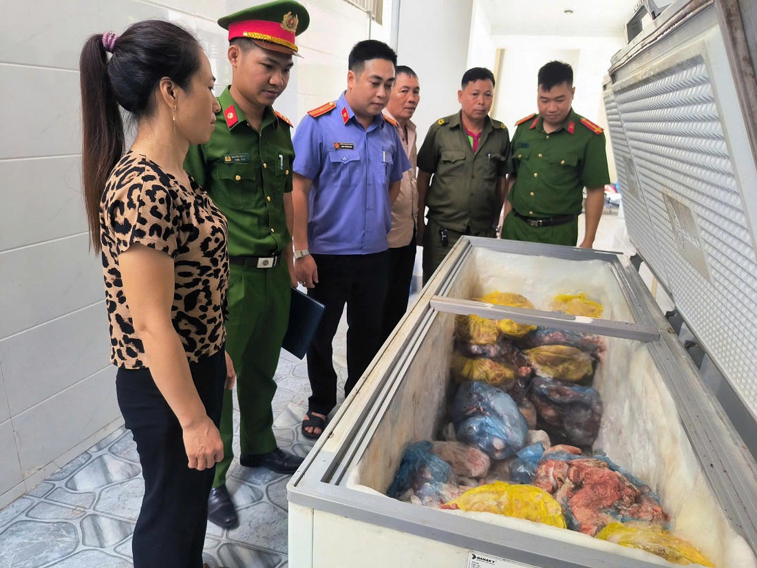 Công an xã Vạn An phối hợp với ban, ngành chức năng kiểm tra, thu giữ số thịt lợn thành phẩm chưa qua kiểm dịch. Ảnh: Công an tỉnh Nghệ An.