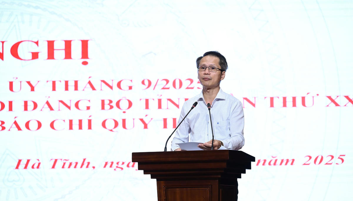 Ông Lê Văn Khánh, Phó Trưởng ban Tuyên giáo và Dân vận Tỉnh ủy báo cáo kết quả tổ chức đại hội Đảng các cấp nhiệm kỳ 2025 - 2030 và công tác chuẩn bị tổ chức Đại hội Đảng bộ tỉnh lần thứ XX. Ảnh: Cẩm Kỳ