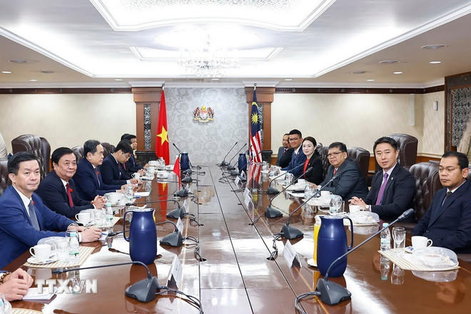 Chủ tịch Quốc hội Trần Thanh Mẫn hội đàm với Chủ tịch Hạ viện Malaysia Tan Sri Dato' Johari bin Abdul. (Ảnh: Doãn Tấn/TTXVN).