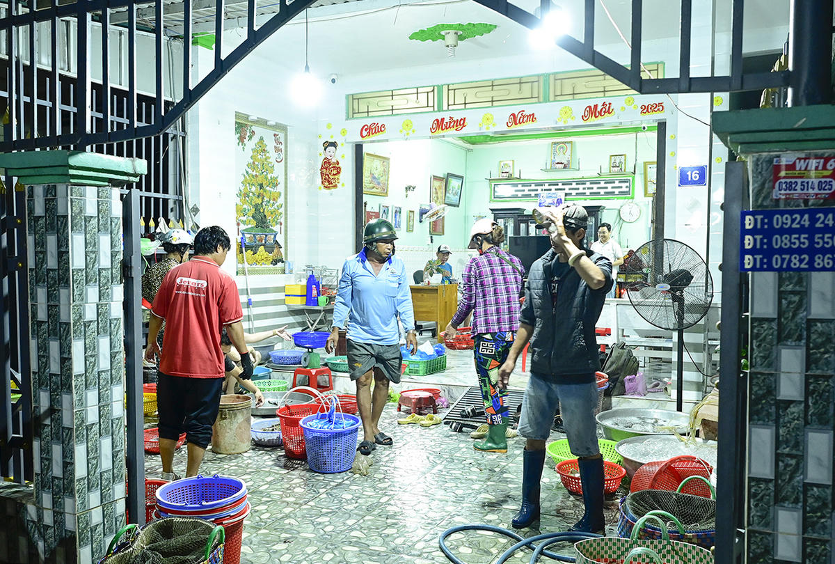 Mới vào đầu canh năm nhưng kẻ bán người mua nhộn nhịp ở “chợ ma” cá đồng Vĩnh Tế. Ảnh Nguyễn Minh