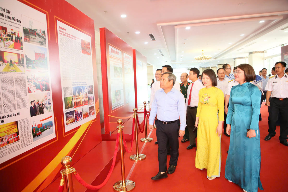 Các đại biểu tham quan không gian trưng bày tư liệu báo chí về các kỳ Đại hội Đảng bộ tỉnh Quảng Ninh. Ảnh: MH