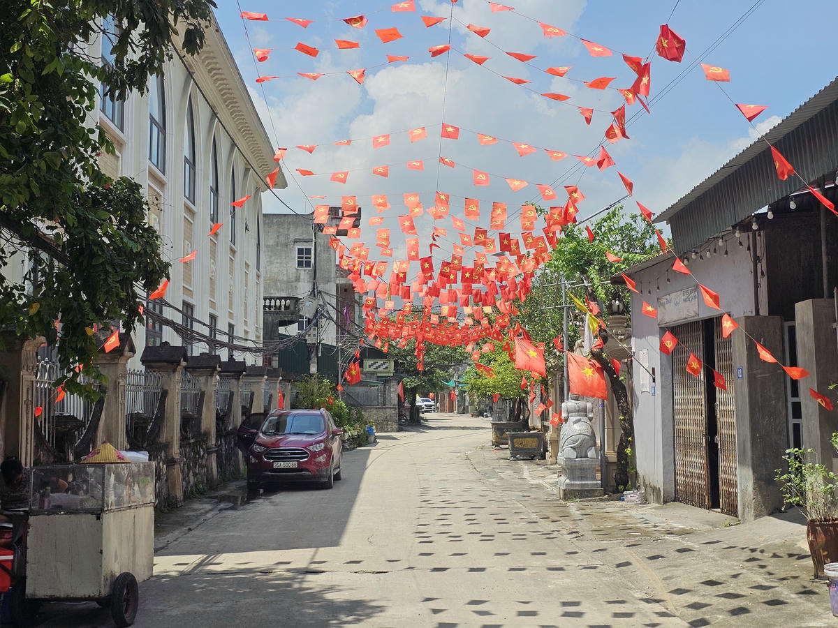 Giáo dân ở tiểu khu La Mát treo cờ đỏ sao vàng mừng Quốc khánh 2/9. Ảnh: Đình Minh