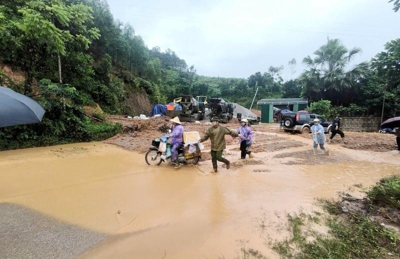 Đất đá tràn xuống một số tuyến đường huyết mạch trên địa bàn tỉnh. Ảnh: Trí Dũng