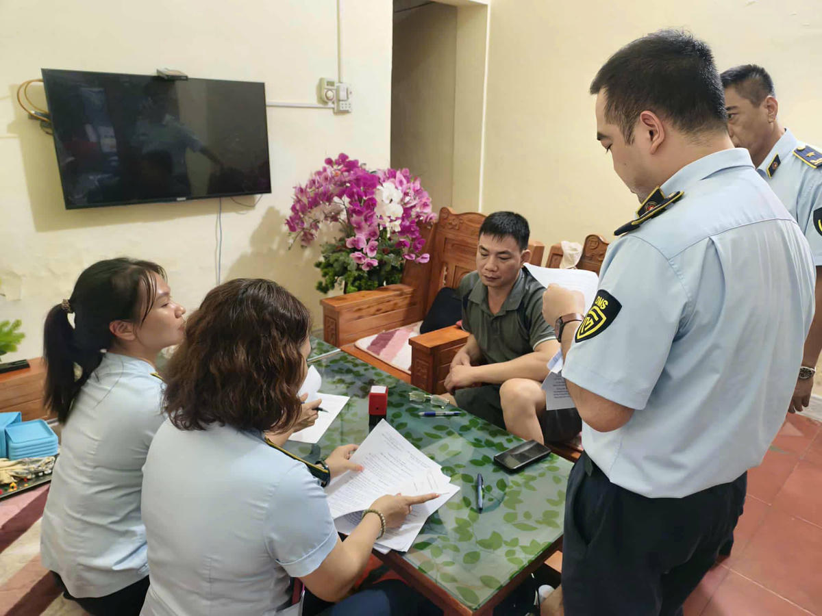 Ông Hoàng Cao Khải đang làm việc với lực lượng chức năng. Ảnh: Công an tỉnh Lào Cai.