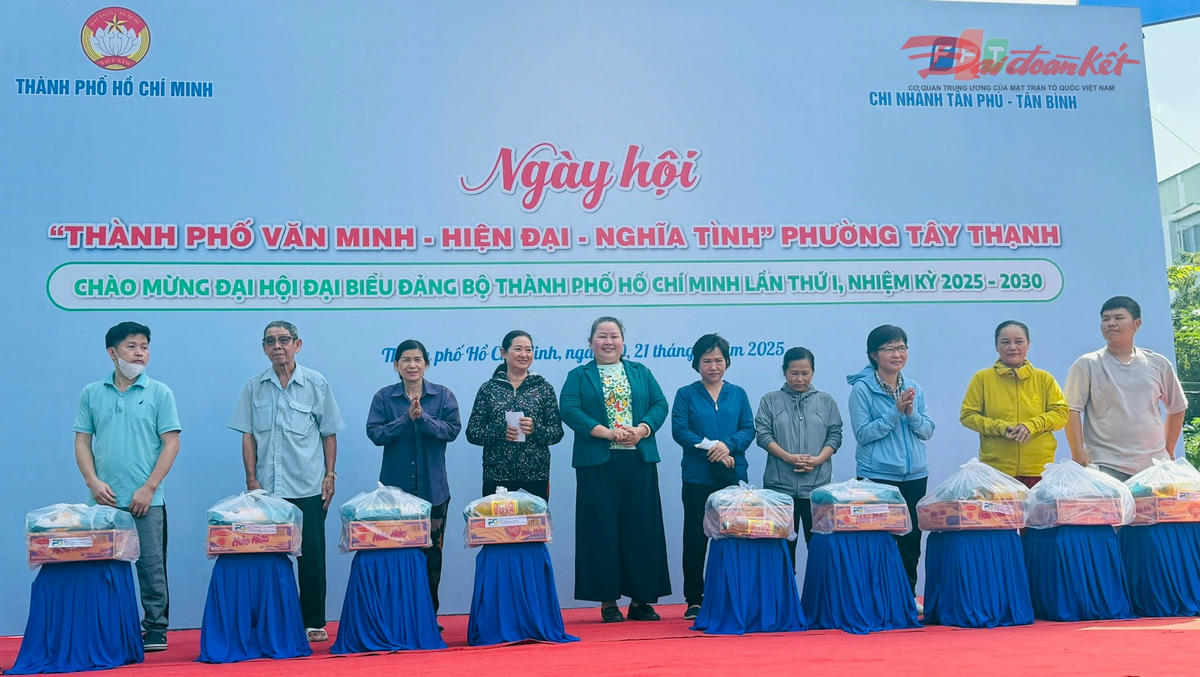 Bà Lê Thị Kim Thúy - Phó Chủ tịch Liên đoàn Lao động TP Hồ Chí Minh trao quà cho các gia đình có hoàn cảnh khó khăn tại phường Tây Thạnh. Ảnh: Văn Phong