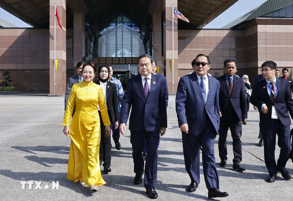 Chủ tịch Thượng viện Malaysia Dato' Awang Bemee Awang Ali Basah tiễn Chủ tịch Quốc hội Trần Thanh Mẫn và Phu nhân. (Ảnh: Doãn Tấn/TTXVN)