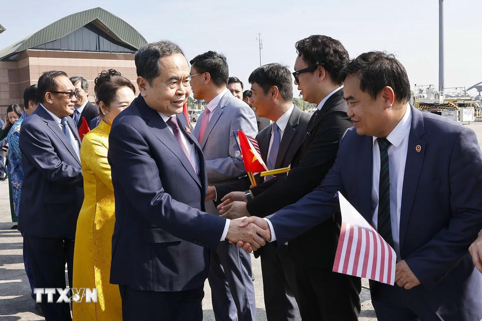 Lễ tiễn Chủ tịch Quốc hội Trần Thanh Mẫn và Phu nhân tại Sân bay quốc tế Bunga Raya Complex, thủ đô Kuala Lumpur. (Ảnh: Doãn Tấn/TTXVN).