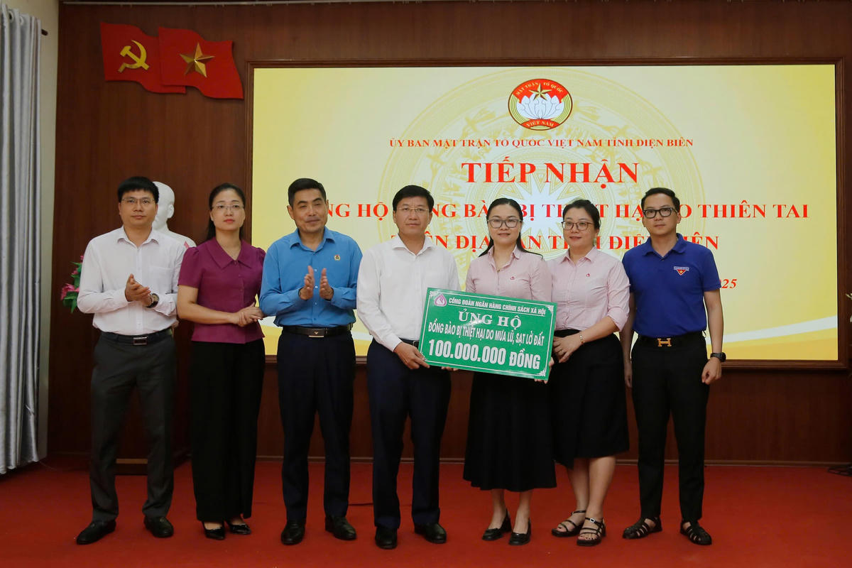 Ủy ban MTTQ Việt Nam tỉnh Điện Biên tiếp nhận ủng hộ đồng bào bị ảnh hưởng mưa lũ.