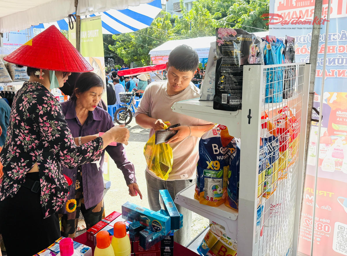 Người dân mua sản phẩm tại các gian hàng tại ngày hội. Ảnh: Văn Phong.