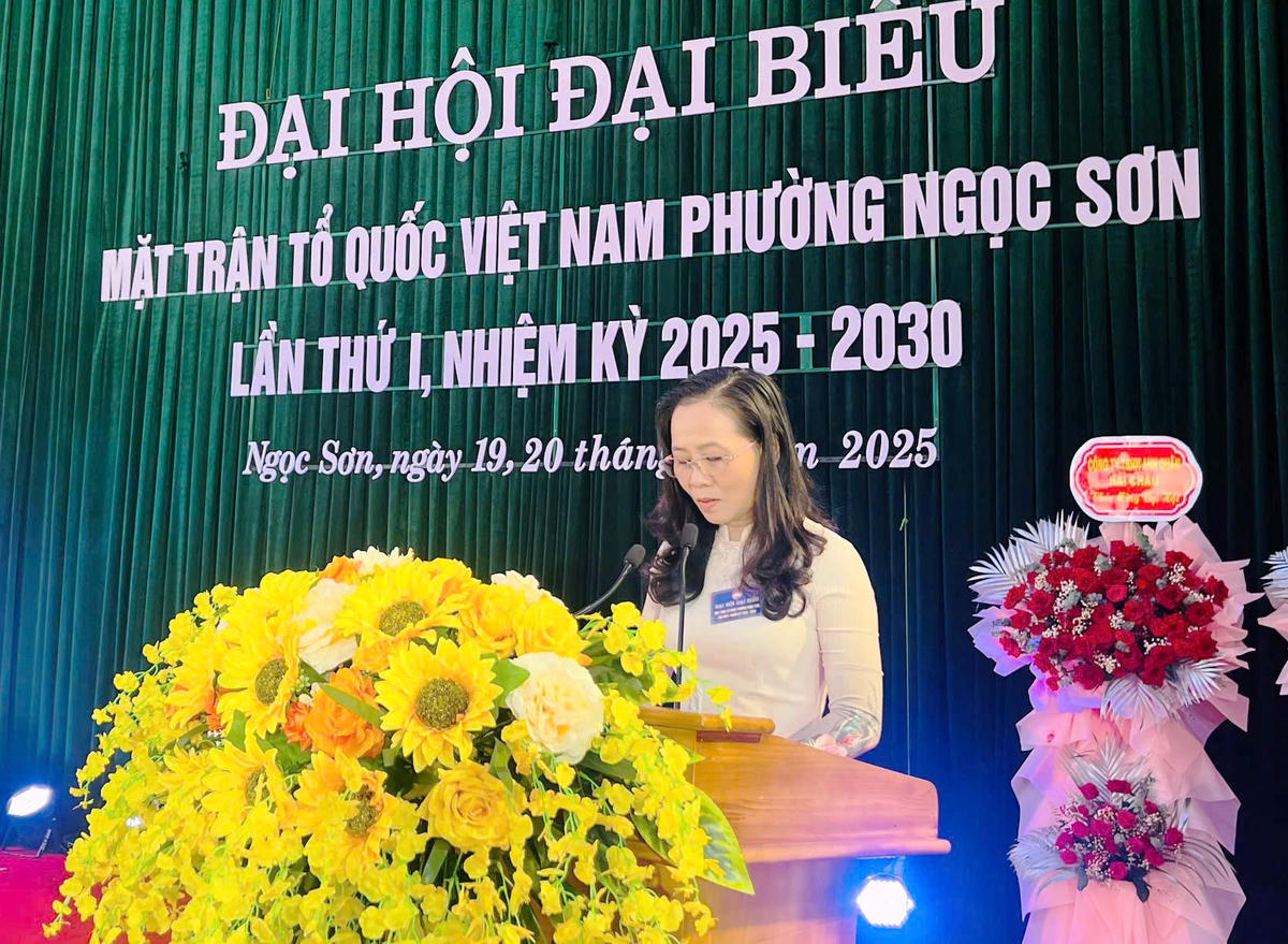 Bà Ngô Thị Hồng Hảo, Phó Chủ tịch Ủy ban MTTQ, Chủ tịch Hội Liên hiệp Phụ nữ tỉnh Thanh Hóa phát biểu tại đại hội. Ảnh: Nguyễn Chung.