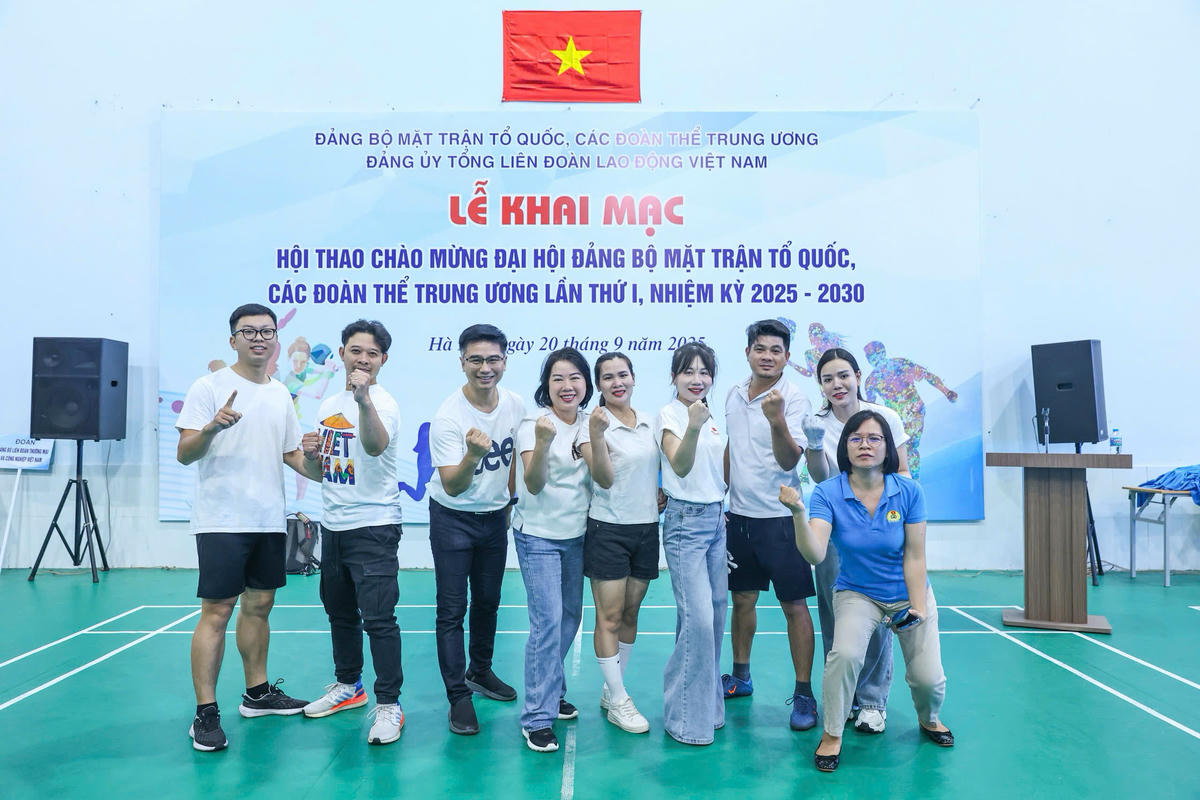 Đội hình Báo Đại đoàn kết tham gia thi đấu môn kéo co.