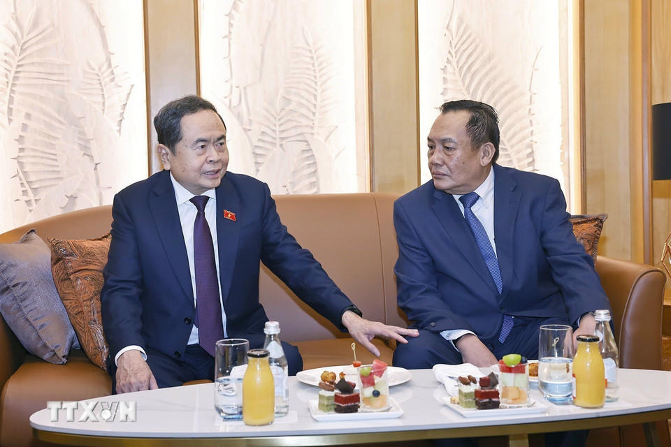 Chủ tịch Thượng viện Malaysia Dato' Awang Bemee Awang Ali Basah tiễn Chủ tịch Quốc hội Trần Thanh Mẫn và Phu nhân. (Ảnh: Doãn Tấn/TTXVN)