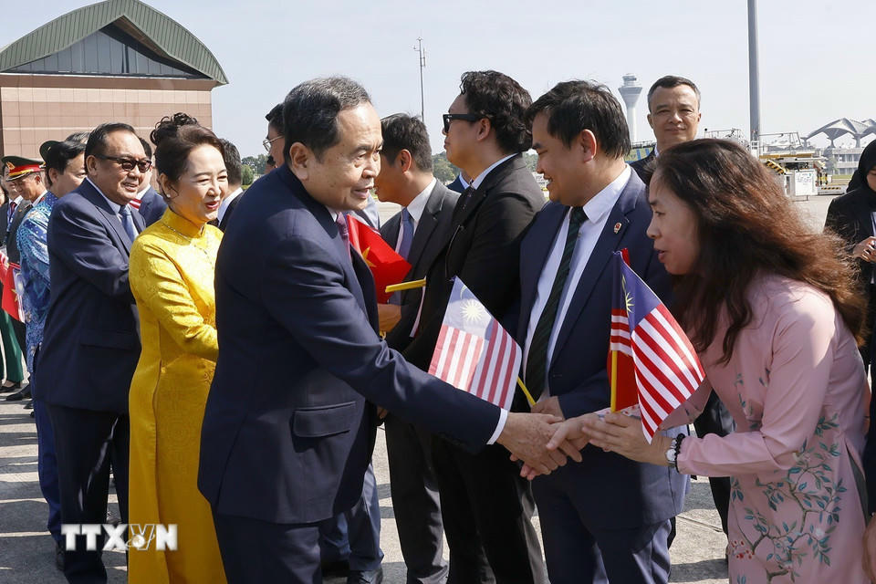 Lễ tiễn Chủ tịch Quốc hội Trần Thanh Mẫn và Phu nhân tại Sân bay quốc tế Bunga Raya Complex, thủ đô Kuala Lumpur. (Ảnh: Doãn Tấn/TTXVN)