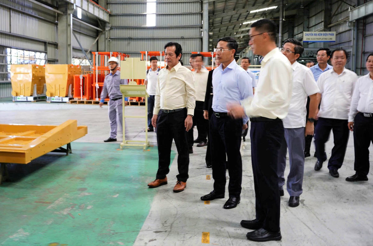 Lãnh đạo TP Đà Nẵng và đoàn công tác tham quan THACO. Ảnh: Nguyễn Tín.