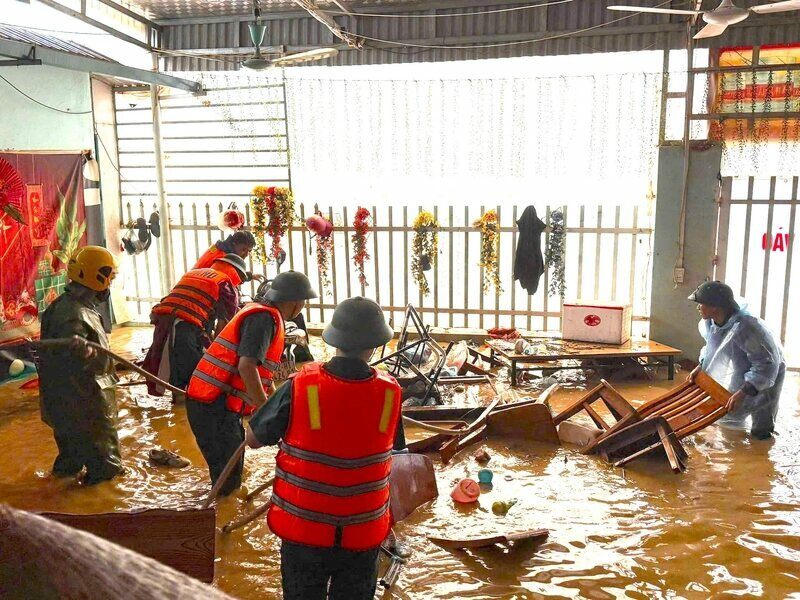 Nước ngập sâu khiến hư hại đồ đạc, nhà cửa của người dân. Ảnh: CTV.