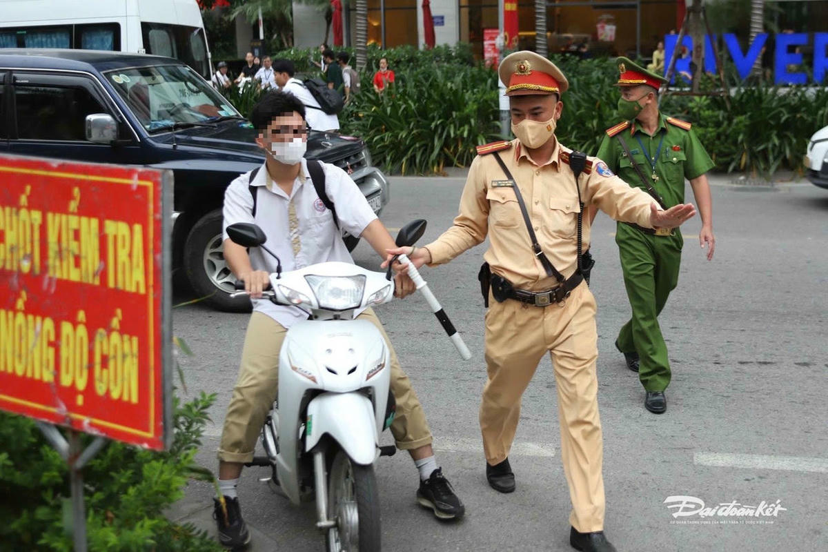 Hành vi vi phạm phổ biến nhất là học sinh đi xe máy không đội mũ bảo hiểm. Ảnh: Lê Khánh.