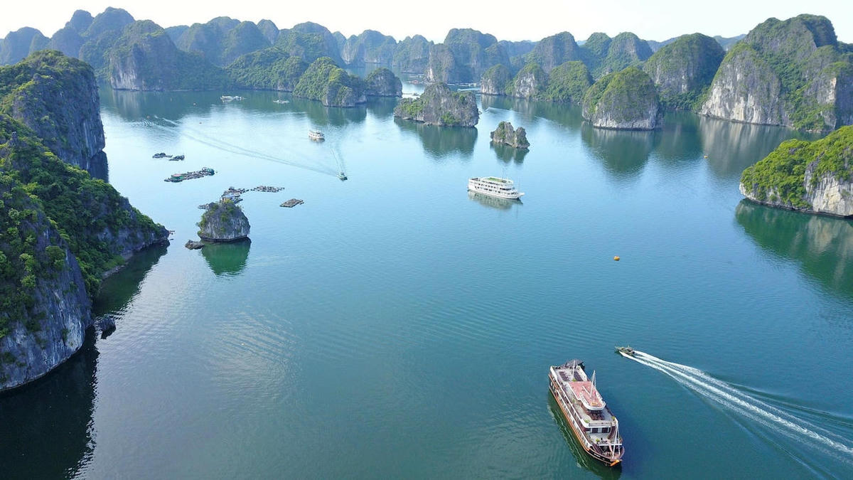 Tàu chở khách trên vịnh Lan Hạ, quần đảo Cát Bà, thuộc Đặc khu Cát Hải, TP Hải Phòng. Ảnh: Phan Tuấn.