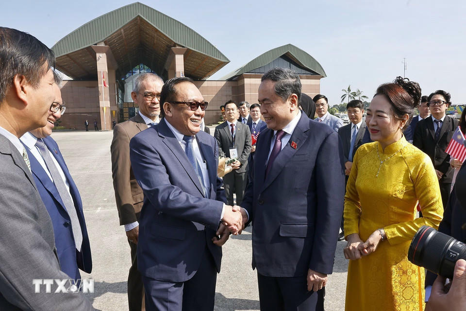 Chủ tịch Thượng viện Malaysia Dato' Awang Bemee Awang Ali Basah tiễn Chủ tịch Quốc hội Trần Thanh Mẫn và Phu nhân. (Ảnh: Doãn Tấn/TTXVN)