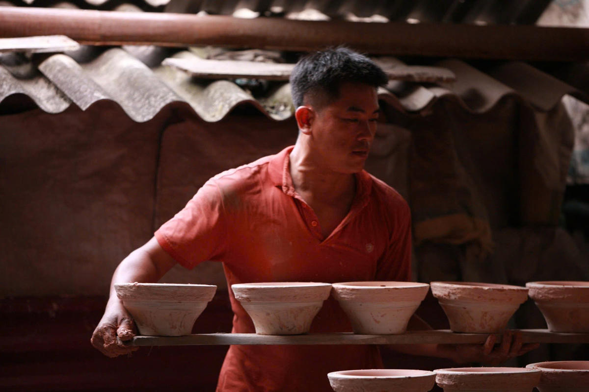 Sản phẩm làng nghề muốn đứng vững trên thị trường cần luôn cải tiến mẫu mã, bắt nhịp thị hiếu khách hàng. Ảnh: P.Sỹ.