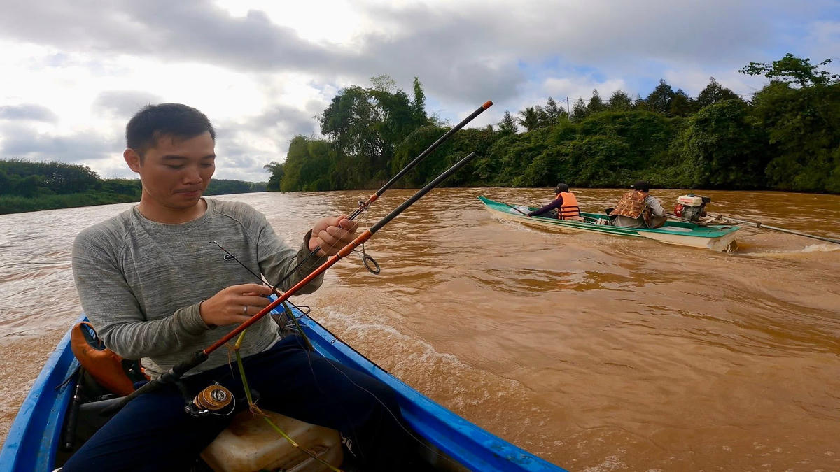 Người dân câu tôm càng trên sông Bé.