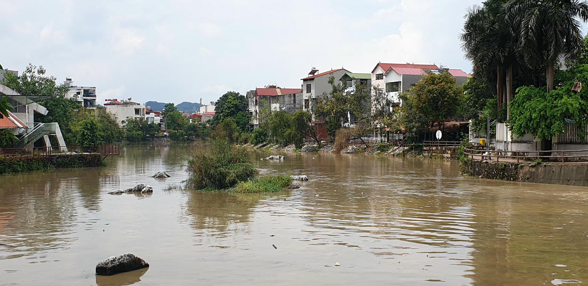 Hồ Phú Lộc 4 vốn là hồ điều hòa, nhưng từ lâu cũng trở thành "túi nước" mỗi khi mưa kéo dài Ảnh: Nguyễn Quý.