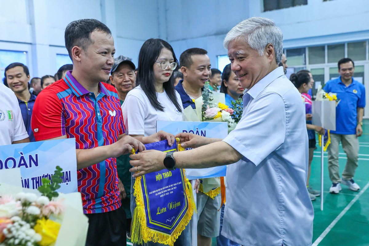 Ông Đỗ Văn Chiến, Ủy viên Bộ Chính trị, Bí thư Trung ương Đảng, Bí thư Đảng ủy MTTQ, các đoàn thể Trung ương, Chủ tịch Ủy ban Trung ương MTTQ Việt Nam trao Cờ lưu niệm cho các đội tham gia hội thao. Ảnh: Quang Vinh.