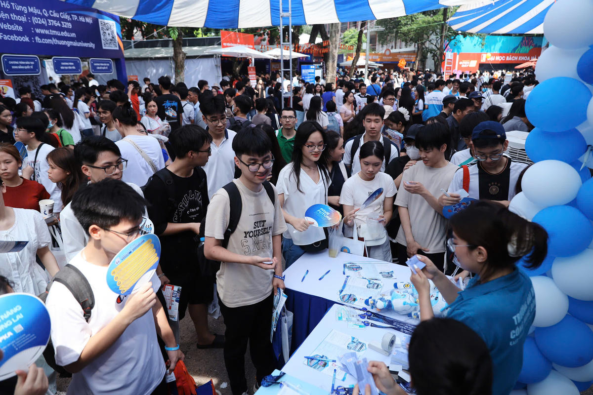 Thí sinh tìm hiểu thông tin của trường ĐH.
