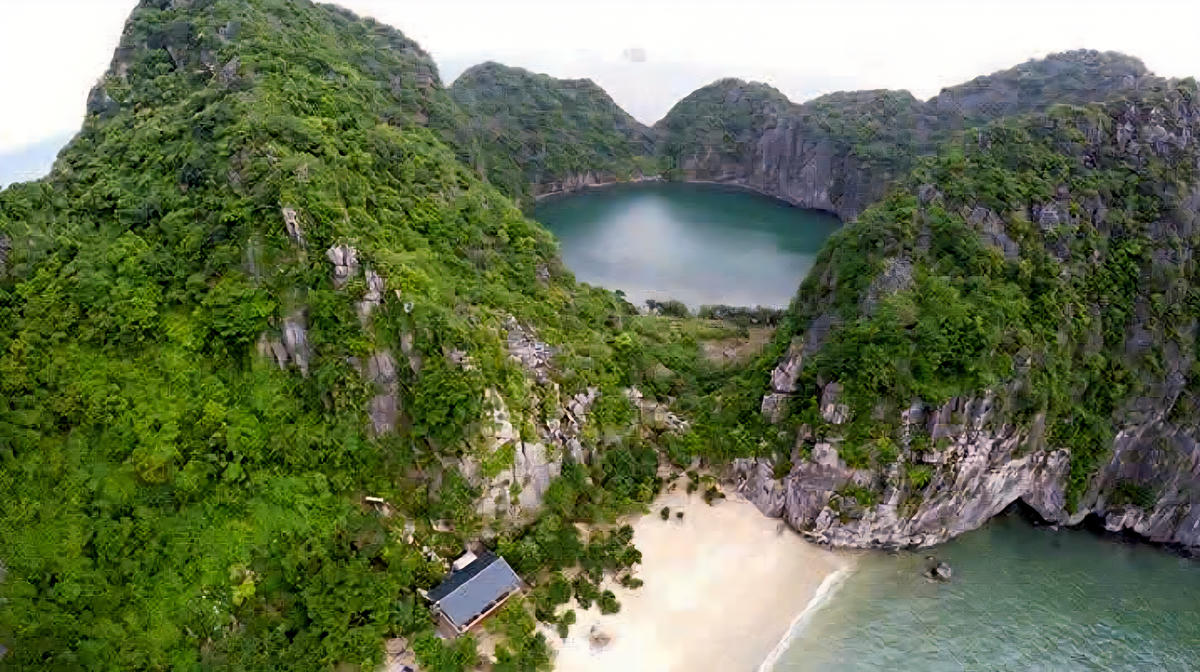 Không hiếm những hồ kín độc đáo như hồ trên đảo Mắt Rồng.