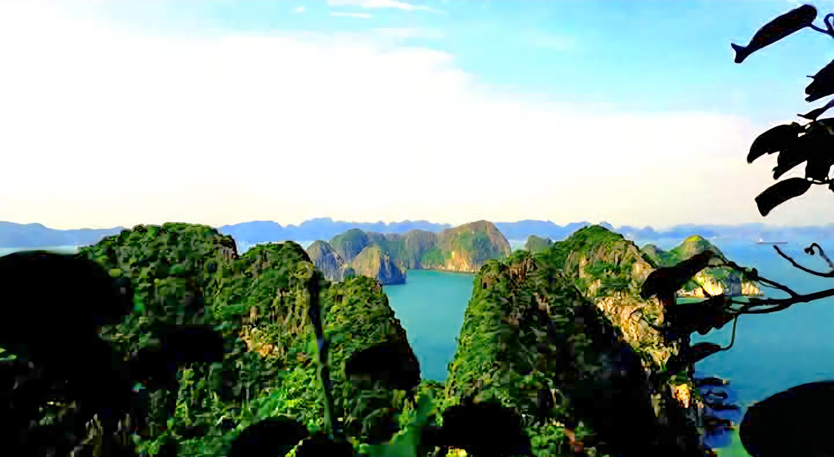 Hiện Quảng Ninh vẫn dè dặt lựa chọn các hình thức du lịch phù hợp, do lo ngại làm tổn hại đến cảnh quan và hệ sinh vật của các hồ, hang ngầm trên vịnh Hạ Long.