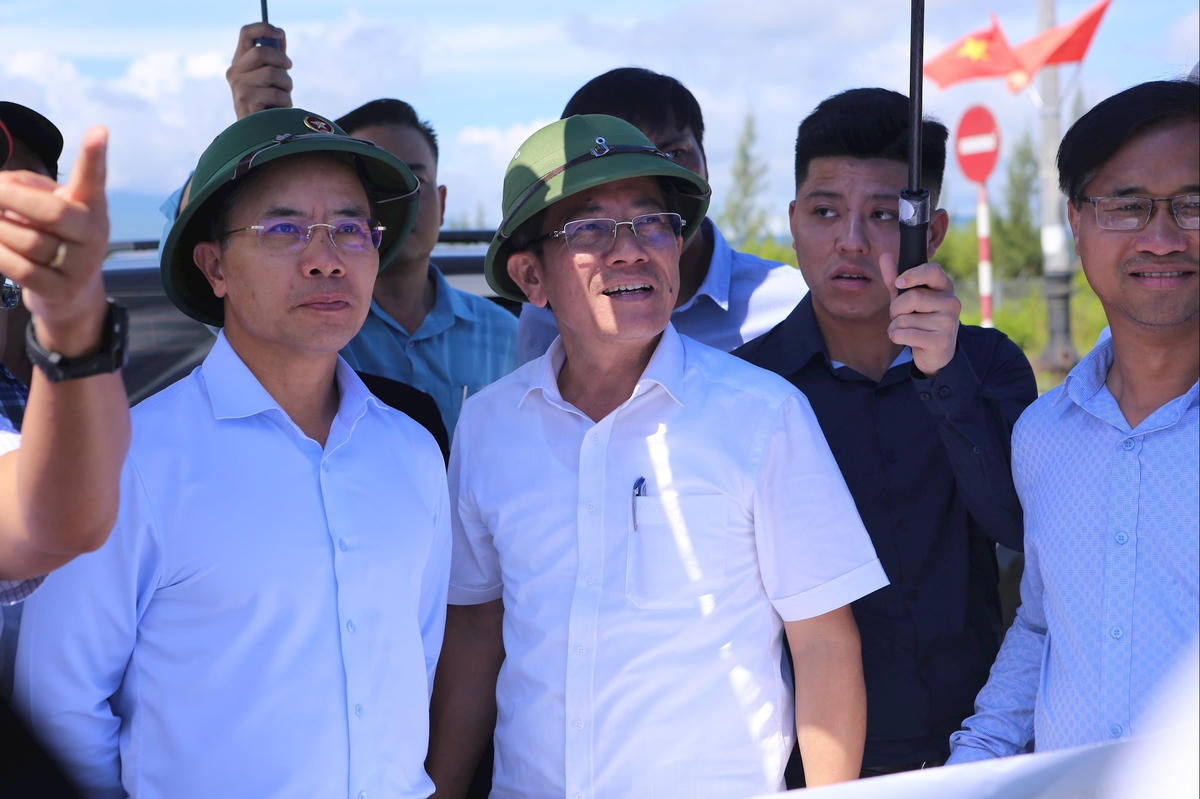 Chủ tịch UBND TP Đà Nẵng Phạm Đức Ấn thị sát khu vực gần sân bay Chu Lai. Ảnh: CV.